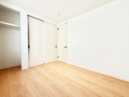 �Q�� �������V���v���ȋ�ԂŁA���[�t���x�b�h��f�X�N�ȂǁA���@�\�ȉƋ�����p���₷���ł�