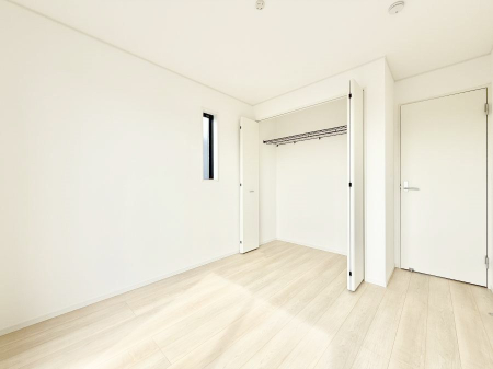 �Q�� �������V���v���ȋ�ԂŁA���[�t���x�b�h��f�X�N�ȂǁA���@�\�ȉƋ�����p���₷���ł�