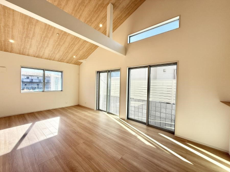 ���r���O ���������S�n�̂����A���z�̃��r���O