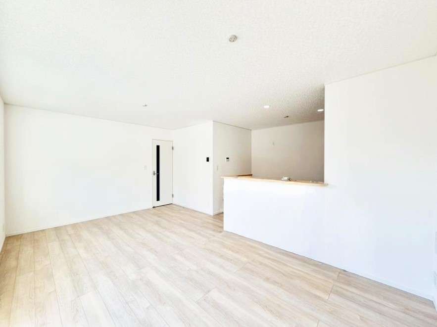 �Q�� �������V���v���ȋ�ԂŁA���[�t���x�b�h��f�X�N�ȂǁA���@�\�ȉƋ�����p���₷���ł�