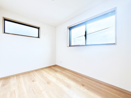 �Q�� �������V���v���ȋ�ԂŁA���[�t���x�b�h��f�X�N�ȂǁA���@�\�ȉƋ�����p���₷���ł�