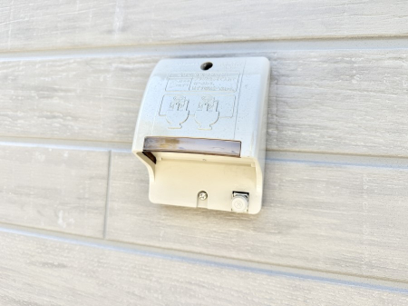 ���̑����� �ݔ������O�ɓd���R���Z���g������΁A�������@�ő���O�ǂ�|������ȂǕ֗��ł��B