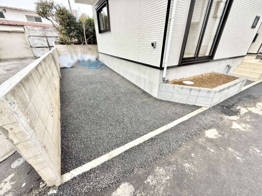  �O�ρ�����ɂ��钓�ԃX�y�[�X�Ȃ̂ň��S�ł���