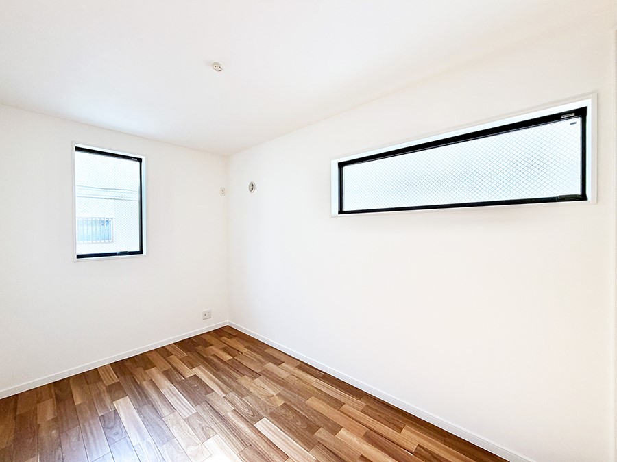 �Q�� �������V���v���ȋ�ԂŁA���[�t���x�b�h��f�X�N�ȂǁA���@�\�ȉƋ�����p���₷���ł�