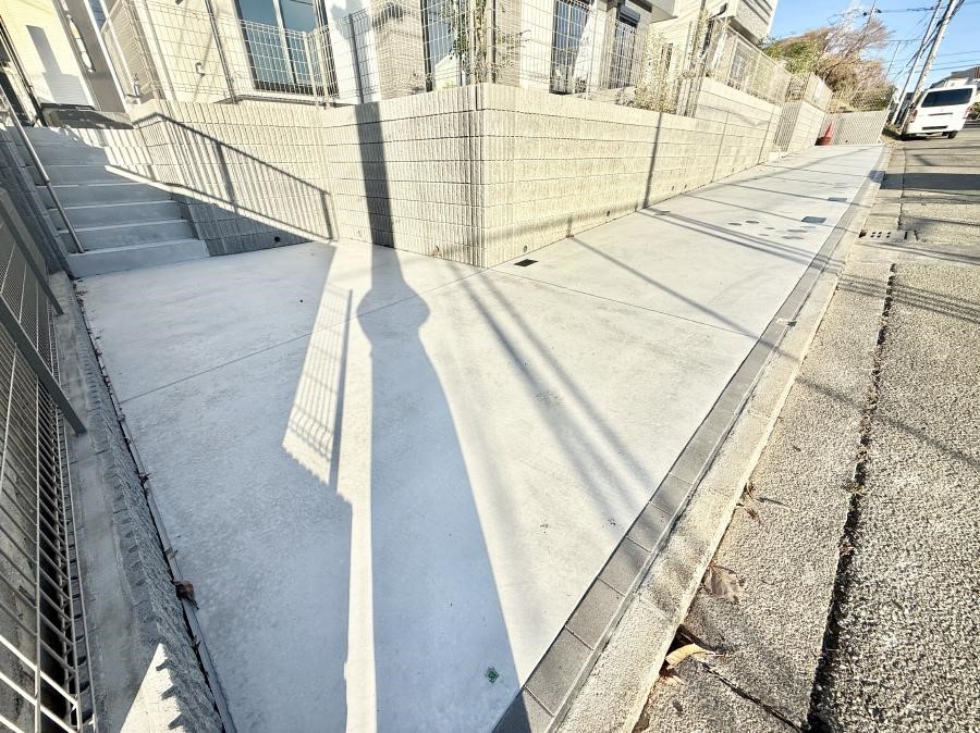  �O�ρ�����ɂ��钓�ԃX�y�[�X�Ȃ̂ň��S�ł���