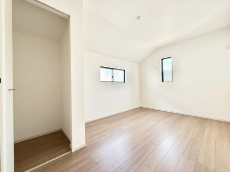 �Q�� ����