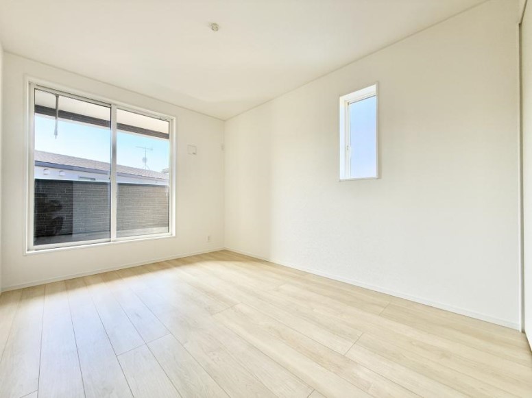 �Q�� �������V���v���ȋ�ԂŁA���[�t���x�b�h��f�X�N�ȂǁA���@�\�ȉƋ�����p���₷���ł�