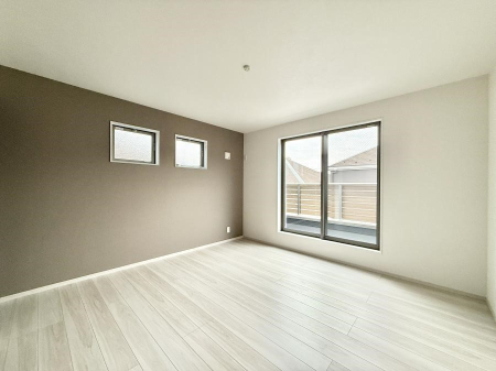 �Q�� �������V���v���ȋ�ԂŁA���[�t���x�b�h��f�X�N�ȂǁA���@�\�ȉƋ�����p���₷���ł�