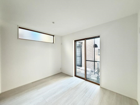 �Q�� �������V���v���ȋ�ԂŁA���[�t���x�b�h��f�X�N�ȂǁA���@�\�ȉƋ�����p���₷���ł�