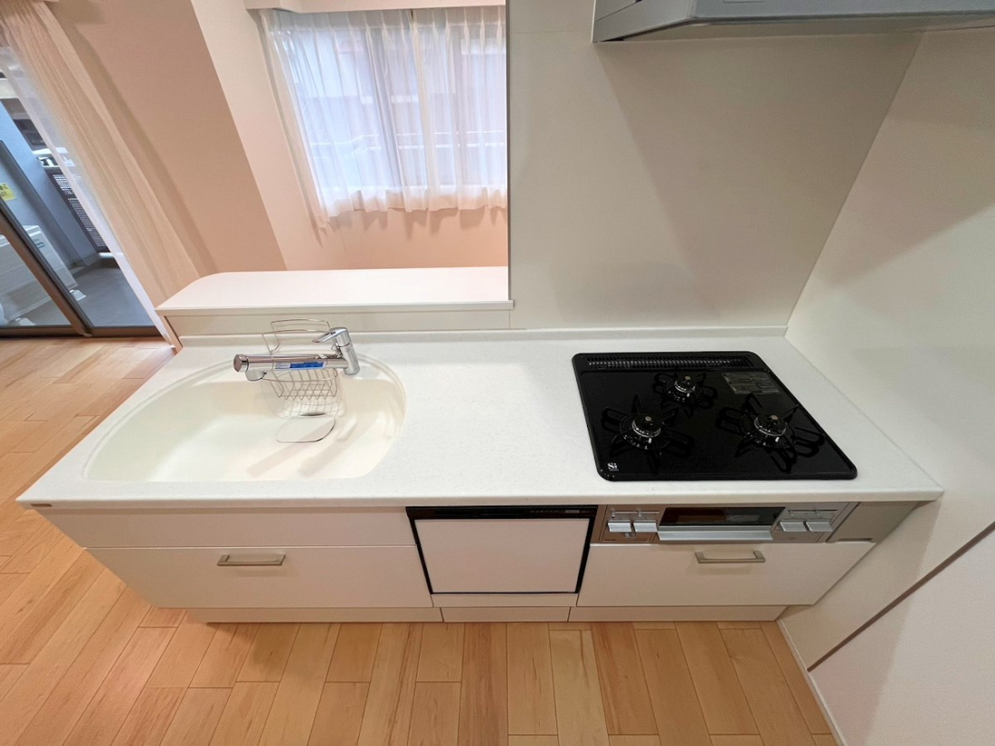 �L�b�`�� �������Ƒ��̉�b���L����A�ΖʃX�^�C���̃L�b�`���B