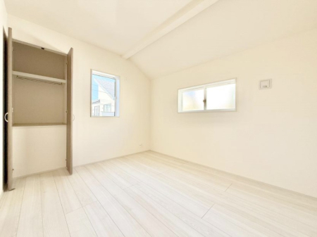 �Q�� �������V���v���ȋ�ԂŁA���[�t���x�b�h��f�X�N�ȂǁA���@�\�ȉƋ�����p���₷���ł�