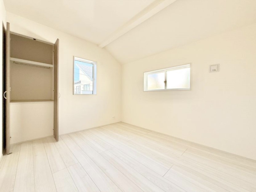 �Q�� �������V���v���ȋ�ԂŁA���[�t���x�b�h��f�X�N�ȂǁA���@�\�ȉƋ�����p���₷���ł�