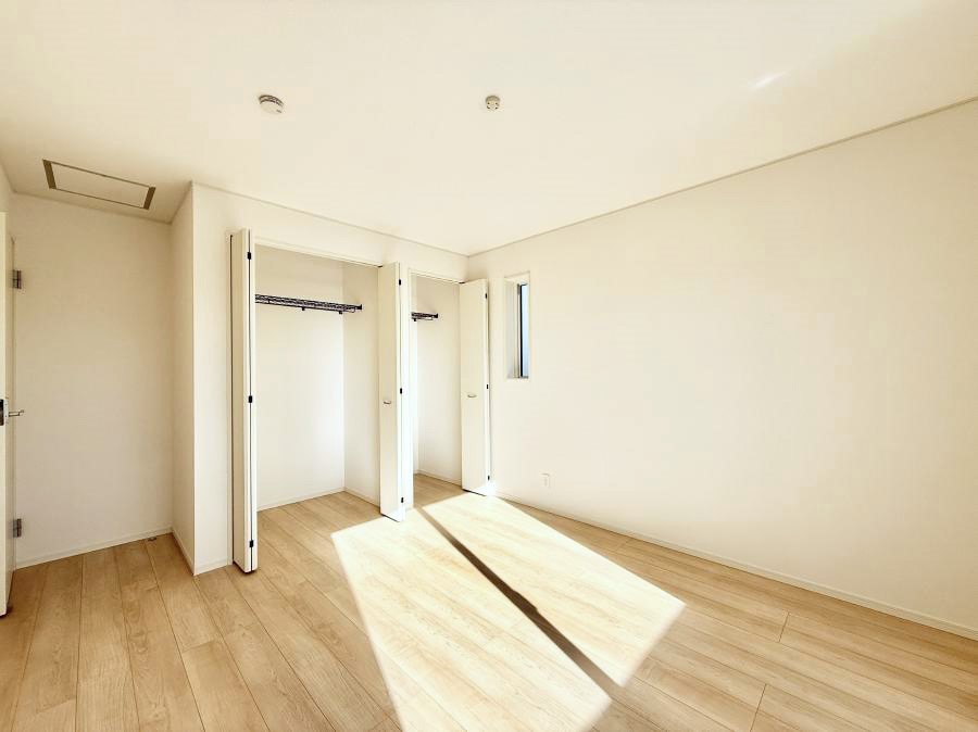 �Q�� �������V���v���ȋ�ԂŁA���[�t���x�b�h��f�X�N�ȂǁA���@�\�ȉƋ�����p���₷���ł�