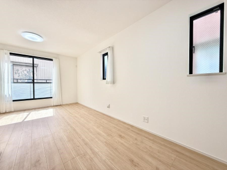 ���r���O ����