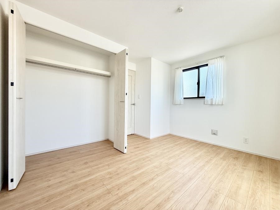 �Q�� ����