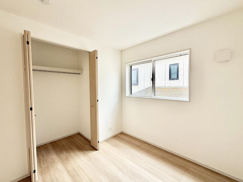 �Q�� �������V���v���ȋ�ԂŁA���[�t���x�b�h��f�X�N�ȂǁA���@�\�ȉƋ�����p���₷���ł�