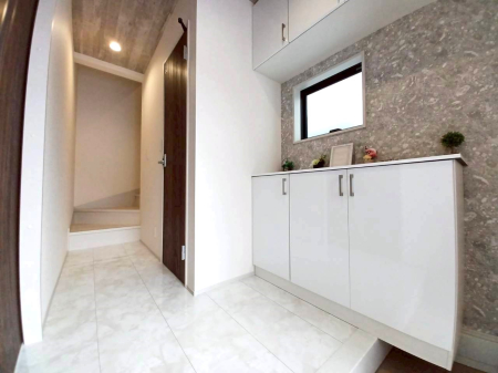 ���� �������������ꂽ�C���e���A���f����A�X�^�C���b�V���ȋ��