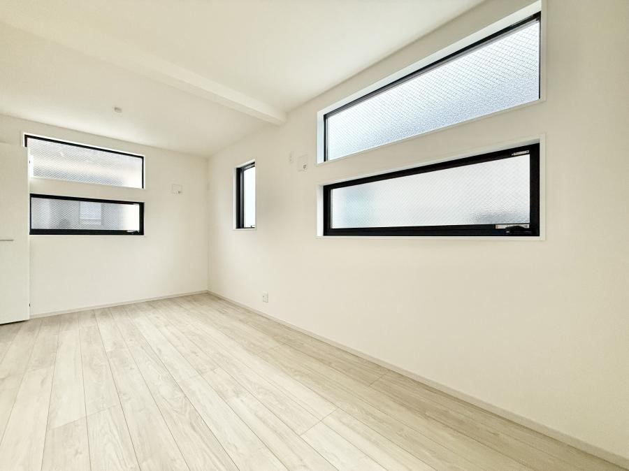 �Q�� �������V���v���ȋ�ԂŁA���[�t���x�b�h��f�X�N�ȂǁA���@�\�ȉƋ�����p���₷���ł�