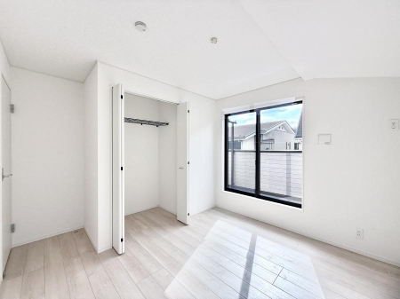 �Q�� �������V���v���ȋ�ԂŁA���[�t���x�b�h��f�X�N�ȂǁA���@�\�ȉƋ�����p���₷���ł�