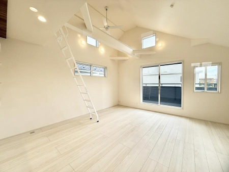 ���r���O ���������S�n�̂����A���z�̃��r���O