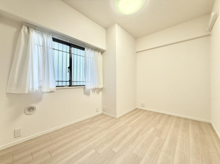 �Q�� �������V���v���ȋ�ԂŁA���[�t���x�b�h��f�X�N�ȂǁA���@�\�ȉƋ�����p���₷���ł�