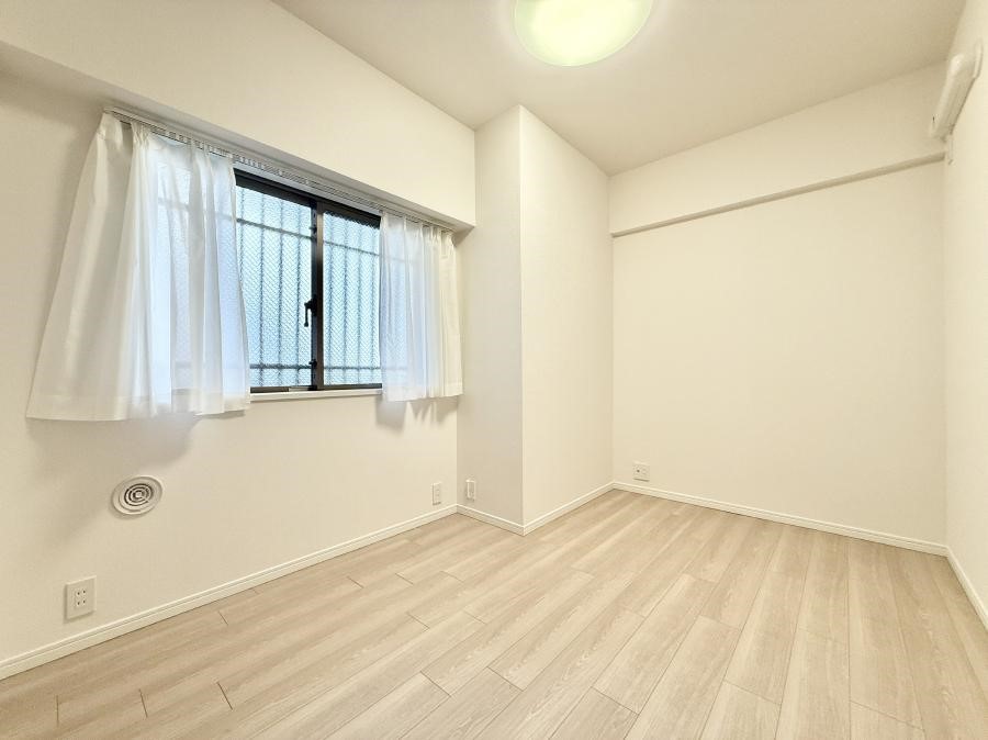 �Q�� �������V���v���ȋ�ԂŁA���[�t���x�b�h��f�X�N�ȂǁA���@�\�ȉƋ�����p���₷���ł�