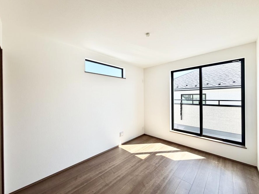 �Q�� �������V���v���ȋ�ԂŁA���[�t���x�b�h��f�X�N�ȂǁA���@�\�ȉƋ�����p���₷���ł�