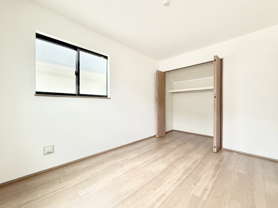 �Q�� �������V���v���ȋ�ԂŁA���[�t���x�b�h��f�X�N�ȂǁA���@�\�ȉƋ�����p���₷���ł�