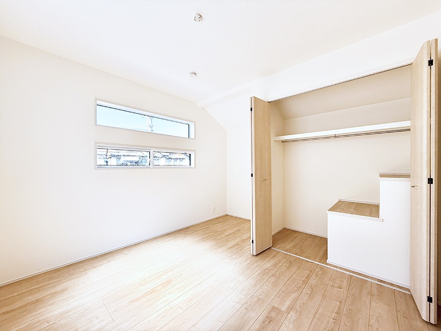 �Q�� �������V���v���ȋ�ԂŁA���[�t���x�b�h��f�X�N�ȂǁA���@�\�ȉƋ�����p���₷���ł�