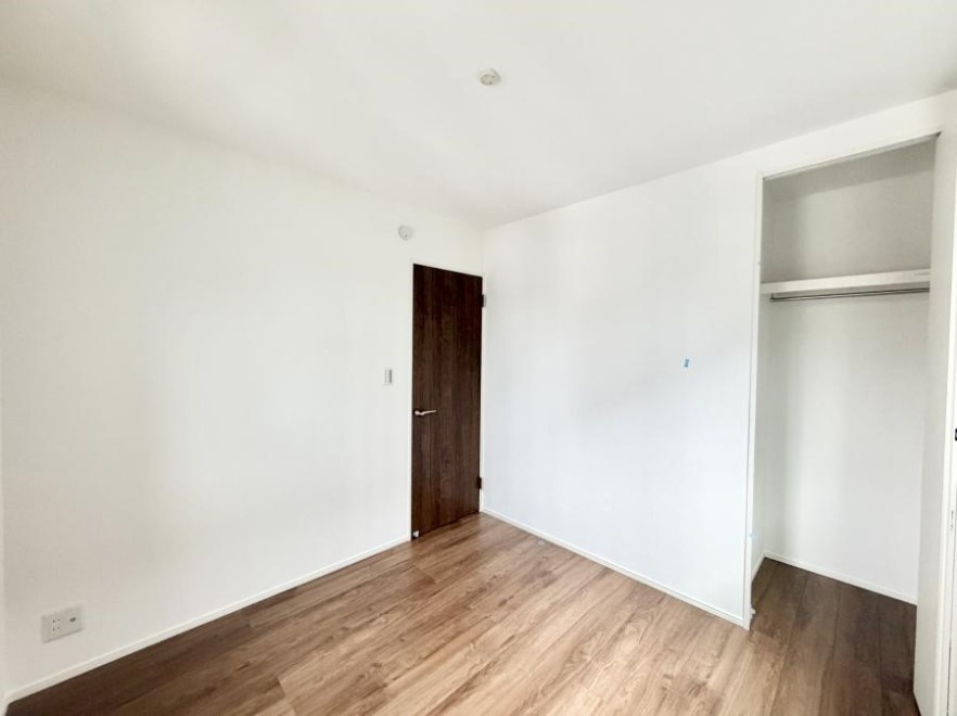 �Q�� ����