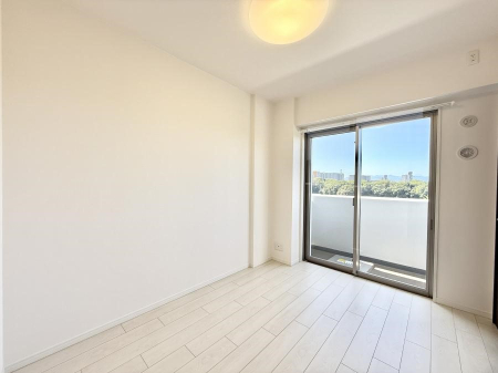 �Q�� �������V���v���ȋ�ԂŁA���[�t���x�b�h��f�X�N�ȂǁA���@�\�ȉƋ�����p���₷���ł�