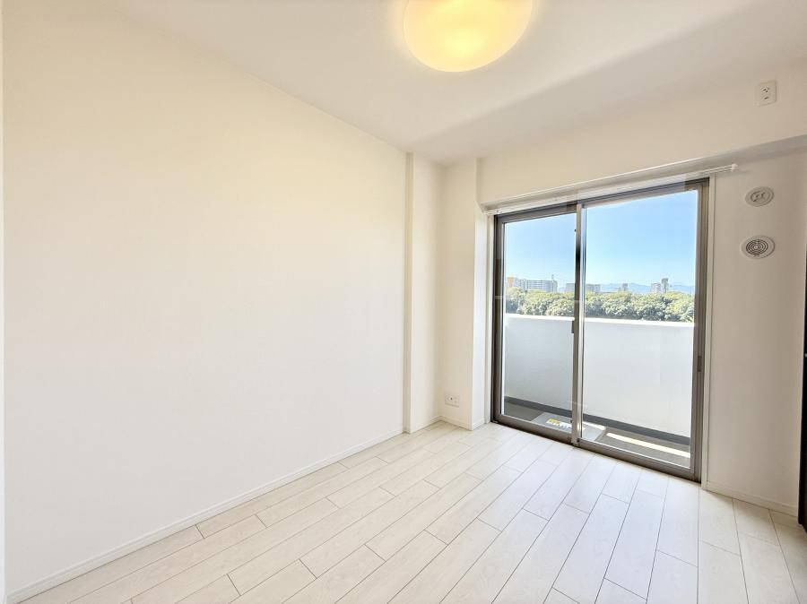 �Q�� �������V���v���ȋ�ԂŁA���[�t���x�b�h��f�X�N�ȂǁA���@�\�ȉƋ�����p���₷���ł�