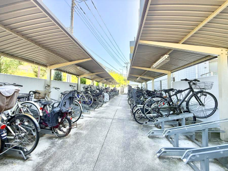 ���̑� �O�ρ����]�Ԃ��g�����Ƒ��ɂ����S�̒��փX�y�[�X��~�n���ɂ��p��