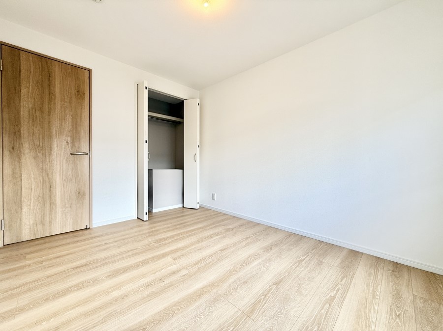 �Q�� �������V���v���ȋ�ԂŁA���[�t���x�b�h��f�X�N�ȂǁA���@�\�ȉƋ�����p���₷���ł�