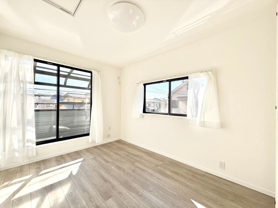 �Q�� �������V���v���ȋ�ԂŁA���[�t���x�b�h��f�X�N�ȂǁA���@�\�ȉƋ�����p���₷���ł�