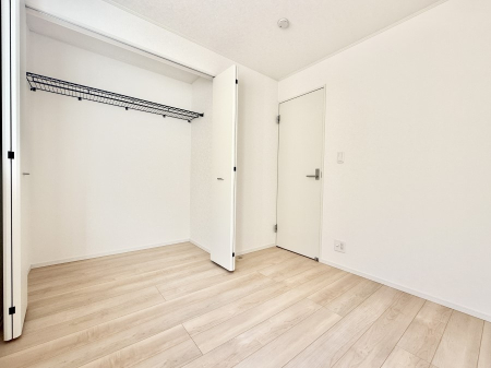 �Q�� �������V���v���ȋ�ԂŁA���[�t���x�b�h��f�X�N�ȂǁA���@�\�ȉƋ�����p���₷���ł�