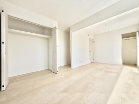 �Q�� �������V���v���ȋ�ԂŁA���[�t���x�b�h��f�X�N�ȂǁA���@�\�ȉƋ�����p���₷���ł�