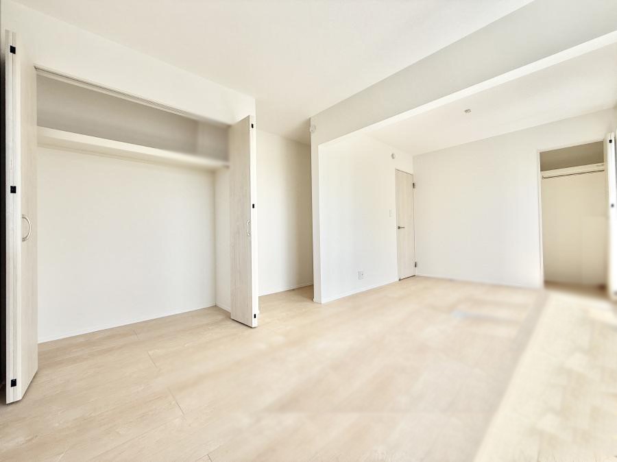 �Q�� �������V���v���ȋ�ԂŁA���[�t���x�b�h��f�X�N�ȂǁA���@�\�ȉƋ�����p���₷���ł�