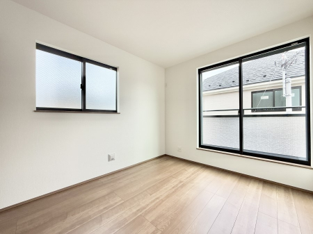 �Q�� �������V���v���ȋ�ԂŁA���[�t���x�b�h��f�X�N�ȂǁA���@�\�ȉƋ�����p���₷���ł�