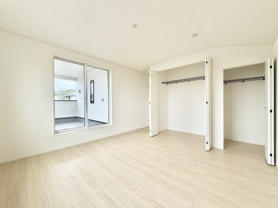 �Q�� �������V���v���ȋ�ԂŁA���[�t���x�b�h��f�X�N�ȂǁA���@�\�ȉƋ�����p���₷���ł�