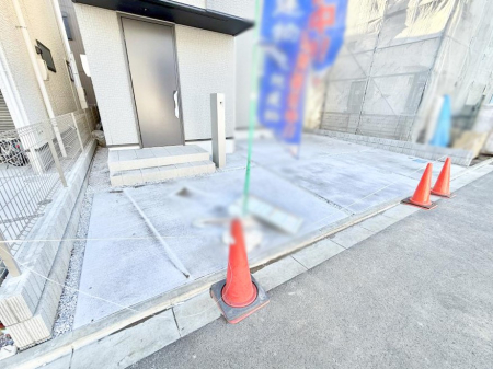  �O�ρ�����ɂ��钓�ԃX�y�[�X�Ȃ̂ň��S�ł���