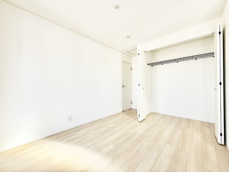 �Q�� �������V���v���ȋ�ԂŁA���[�t���x�b�h��f�X�N�ȂǁA���@�\�ȉƋ�����p���₷���ł�