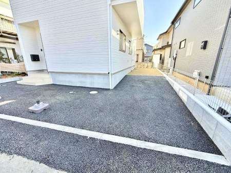  �O�ρ�����ɂ��钓�ԃX�y�[�X�Ȃ̂ň��S�ł���