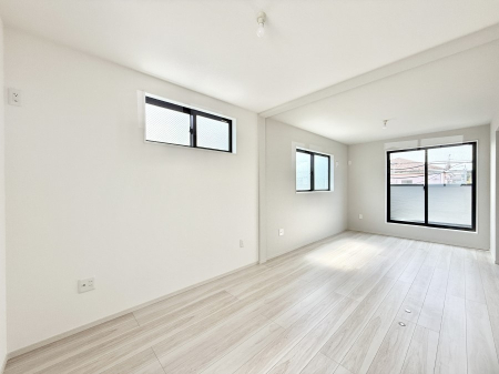 �Q�� �������V���v���ȋ�ԂŁA���[�t���x�b�h��f�X�N�ȂǁA���@�\�ȉƋ�����p���₷���ł�