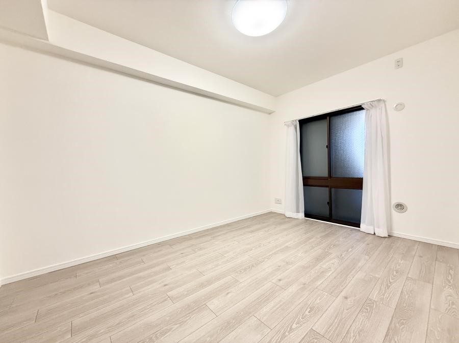 �Q�� �������V���v���ȋ�ԂŁA���[�t���x�b�h��f�X�N�ȂǁA���@�\�ȉƋ�����p���₷���ł�