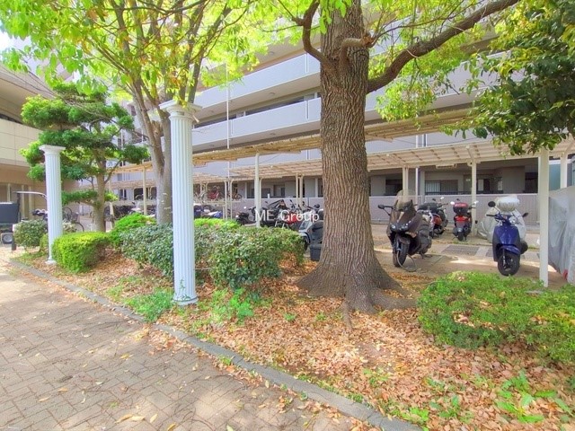 ���̑� �O�ρ����]�Ԃ��g�����Ƒ��ɂ����S�̒��փX�y�[�X��~�n���ɂ��p��