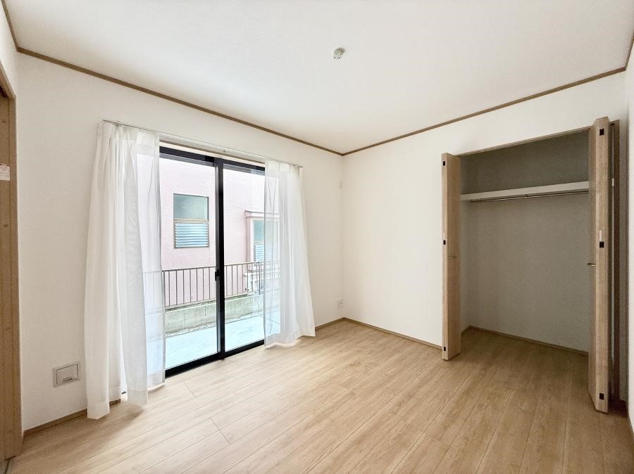 �Q�� �������V���v���ȋ�ԂŁA���[�t���x�b�h��f�X�N�ȂǁA���@�\�ȉƋ�����p���₷���ł�