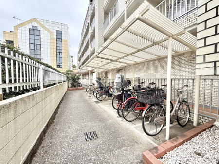 ���̑� �O�ρ����X�̈ړ��ɕ֗��Ȓ��փX�y�[�X����������m�ۂ���Ă��܂�