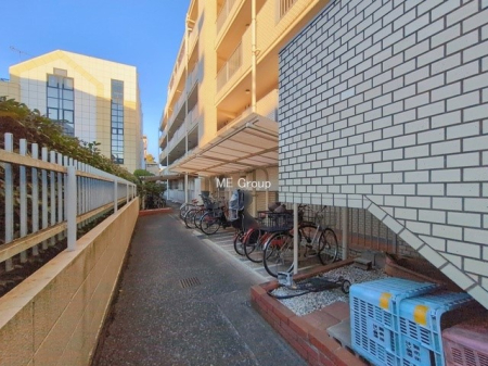 ���̑� �O�ρ����X�̈ړ��ɕ֗��Ȓ��փX�y�[�X����������m�ۂ���Ă��܂�