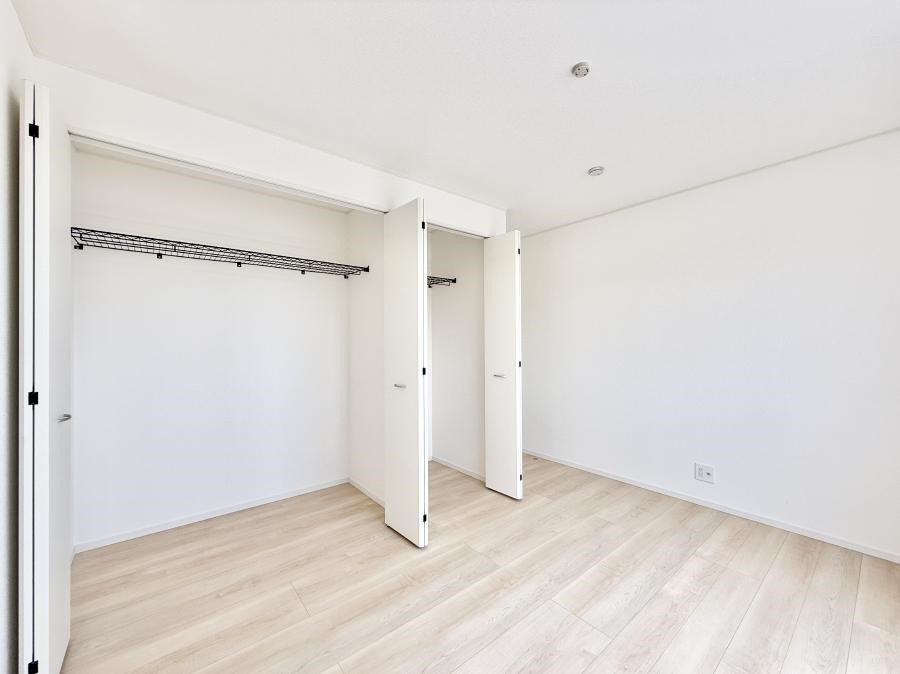 �Q�� �������V���v���ȋ�ԂŁA���[�t���x�b�h��f�X�N�ȂǁA���@�\�ȉƋ�����p���₷���ł�